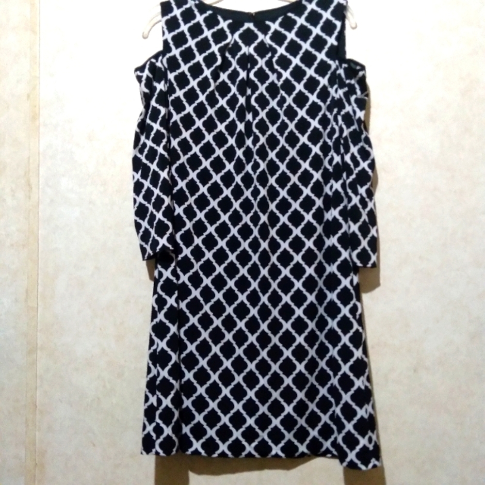 Tahari Arthur S. Levine size 8 black and white cold shoulder dress